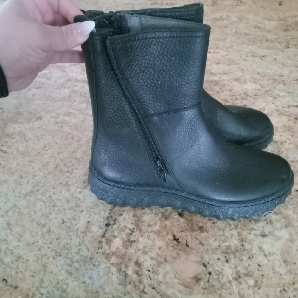Boots - Picture 2 of 8
